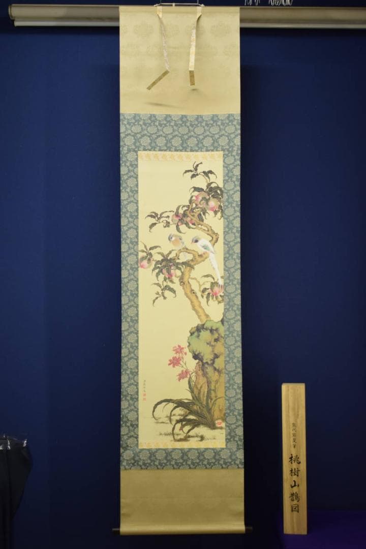 複製/熊代熊斐/桃樹山鵲図/工芸/布袋屋掛軸HF-464 - メルカリ