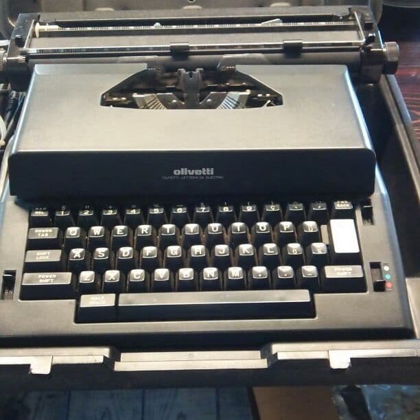 アンティーク❗オリベッティー  タイプライター。 タイプライター typewriter オリベッティ olivetti ノアックス株式会社