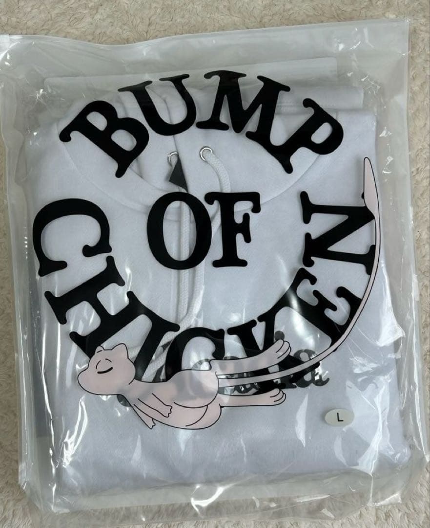 BUMP OF CHICKEN　Acacia　フーディ　ミュウ BUMP OF CHICKEN ×「ポケモン」コラボが再び！「ミュウ」がデザイン