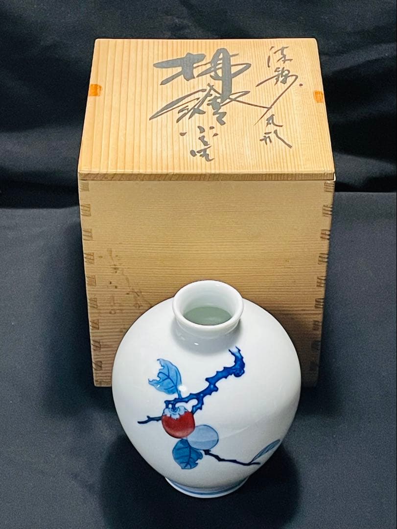 十二代酒井田柿右衛門　柿絵花瓶供箱 趣楽】 十二代 酒井田柿右衛門本人作 染錦地紋松竹梅画小花瓶 高さ21