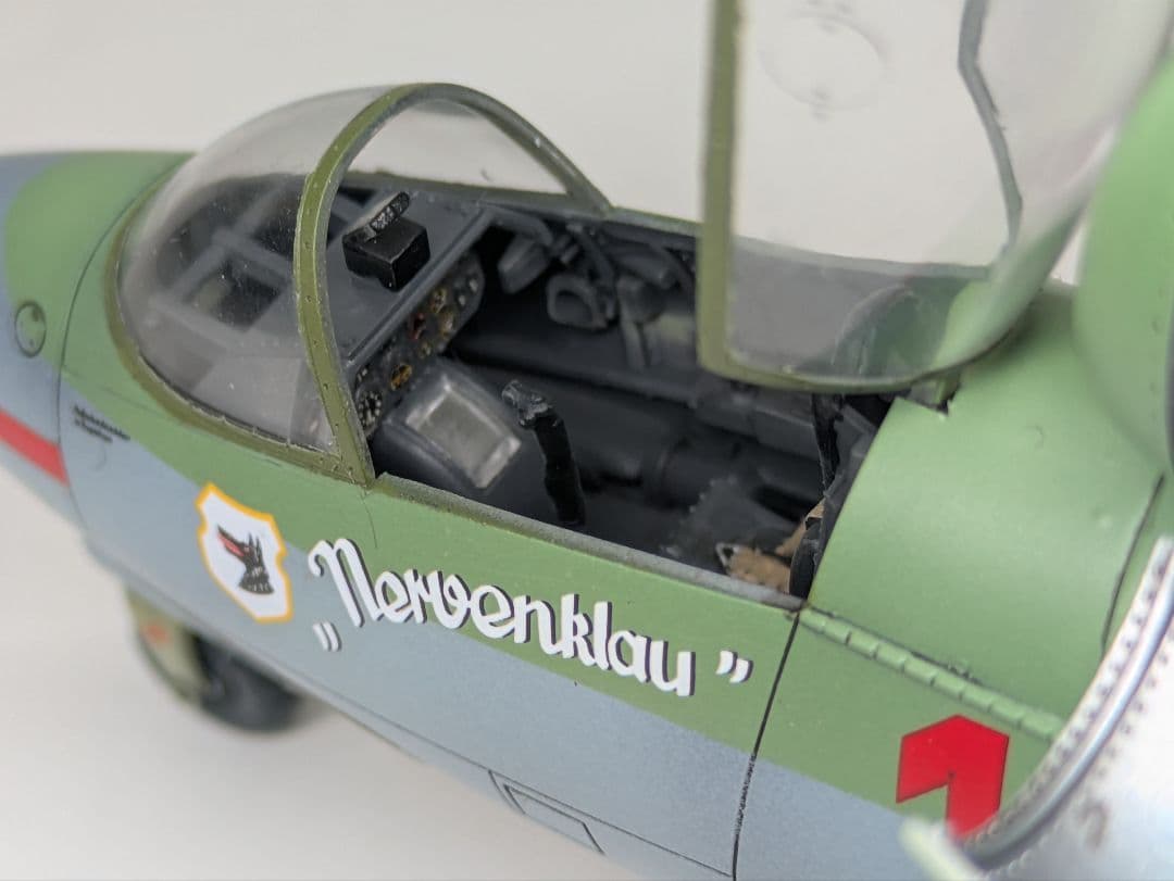 1/48ドイツ空軍戦闘機　ハインケルHe162 A-2 “サラマンダー“ 完成品