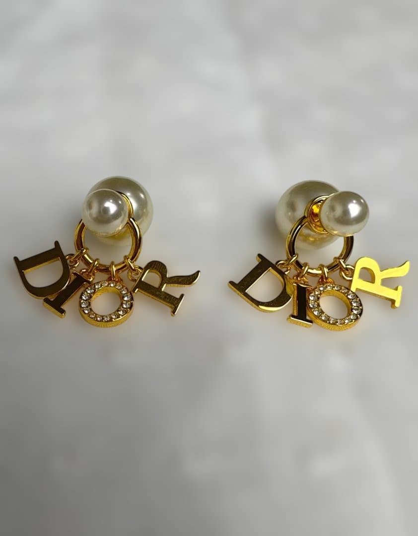 美品 Christian Dior パール ゴールド ピアス DIORロゴが揺れる ディオールトライバールピアスパールゴールド (Dior