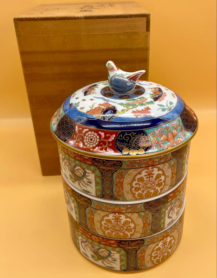 【新品未使用】有田焼 幸楽窯 古伊萬里　色絵山水　金彩 三段重　木箱付き 古伊万里色絵山水鉢［ 有田焼 幸楽窯 ］