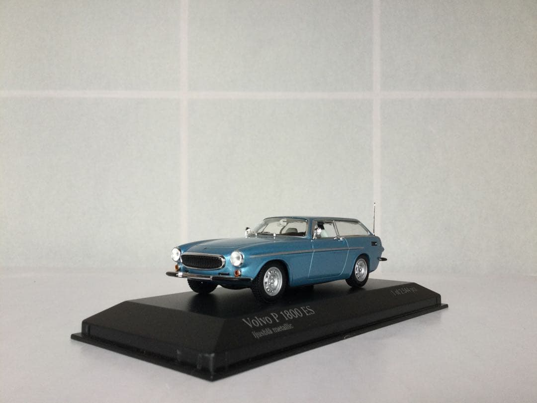 ミニチャンプス Volvo P 1800 ES（1971）アイスブルーメタリック