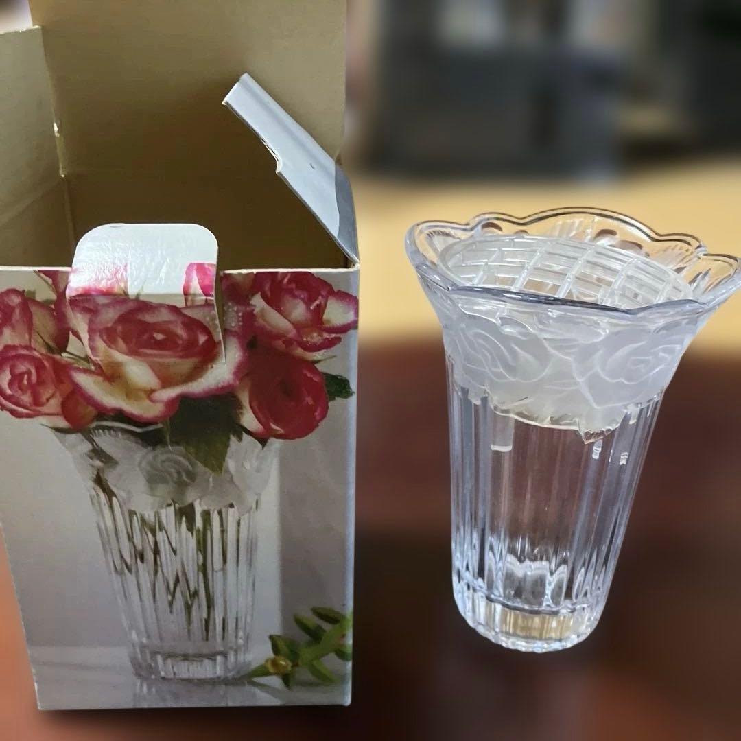ガラス製花瓶 薔薇模様 フリルエッジ - メルカリ
