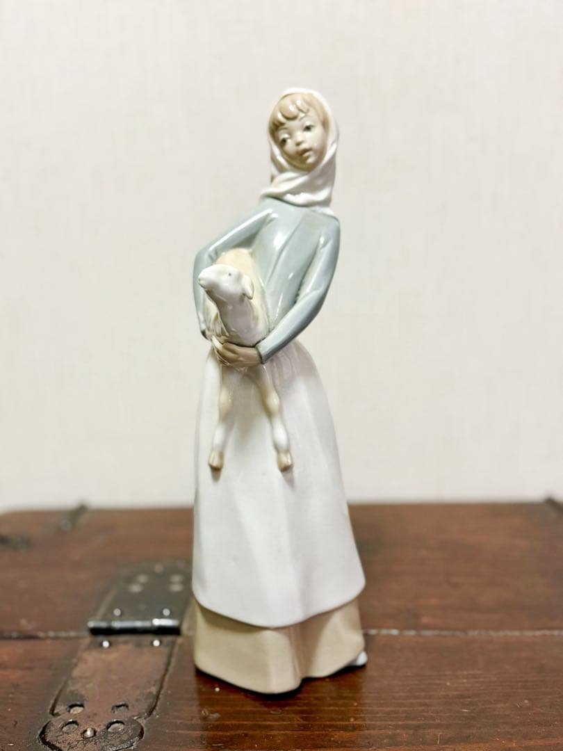 Lladro》リヤドロ 陶器のフィギュリン ＊羊を抱いた少女 スペイン製