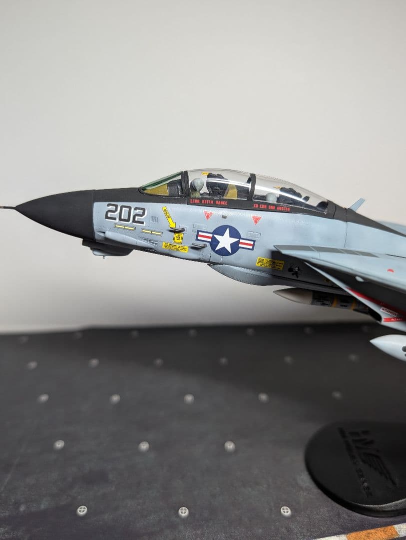 ハセガワF−14A 完成品VF-31トムキャッターズ飛行状態1/72完成品