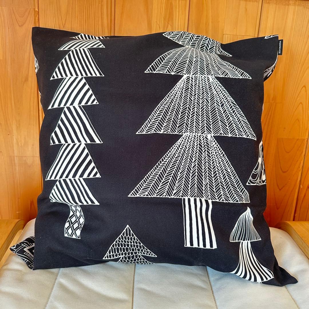 ２枚セット？マリメッコ　新品　クッションカバー　クーシコッサ もみの木　ブラック marimekko（マリメッコ）“Kuusikossa”（クーシコッサ/黒×白