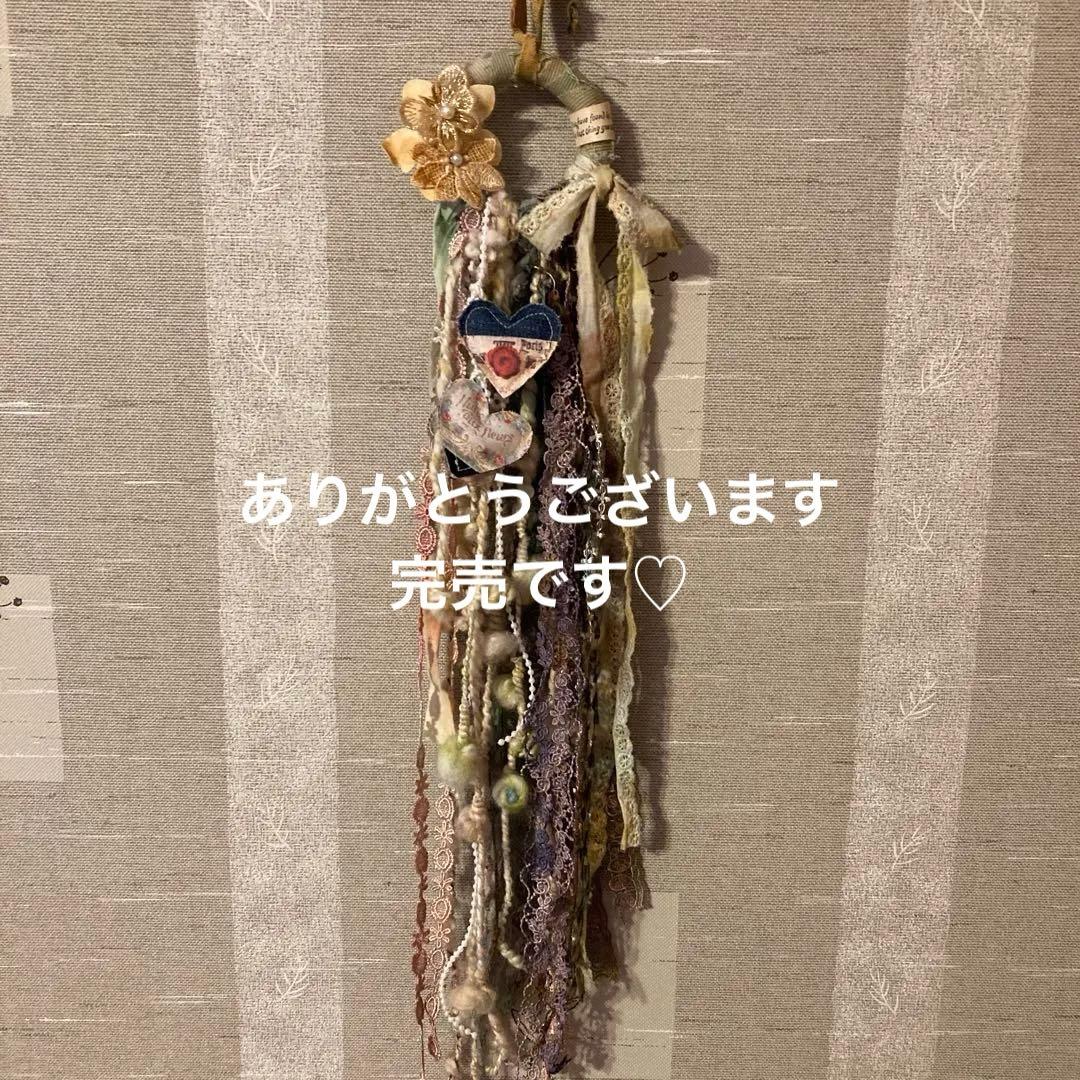 ハンドメイド　スワッグ風リース　アートヤーン 革タグ　クッションタグ ハンドメイド スワッグ風リース アートヤーン 革タグ クッションタグ