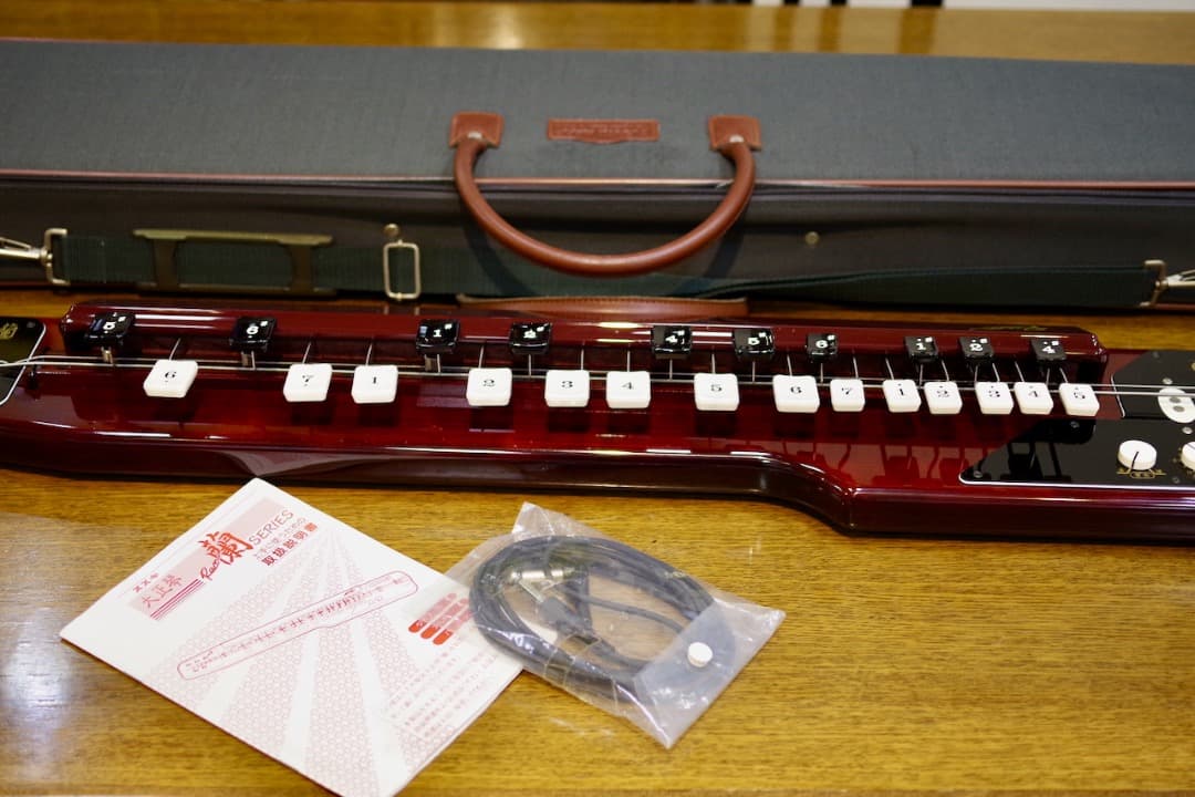 SUZUKI 電気大正琴 蘭 バス（セミハードケース付） こはく バス | 鈴木楽器製作所