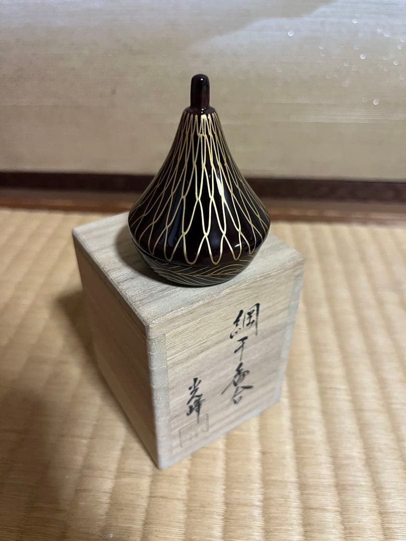 黒漆金蒔絵 香合 茶道具 Kogo Lacquer 茶器/茶道具 香合】 紐付香合 黒漆塗沈金 波涛 関翠雲作 （本金消粉