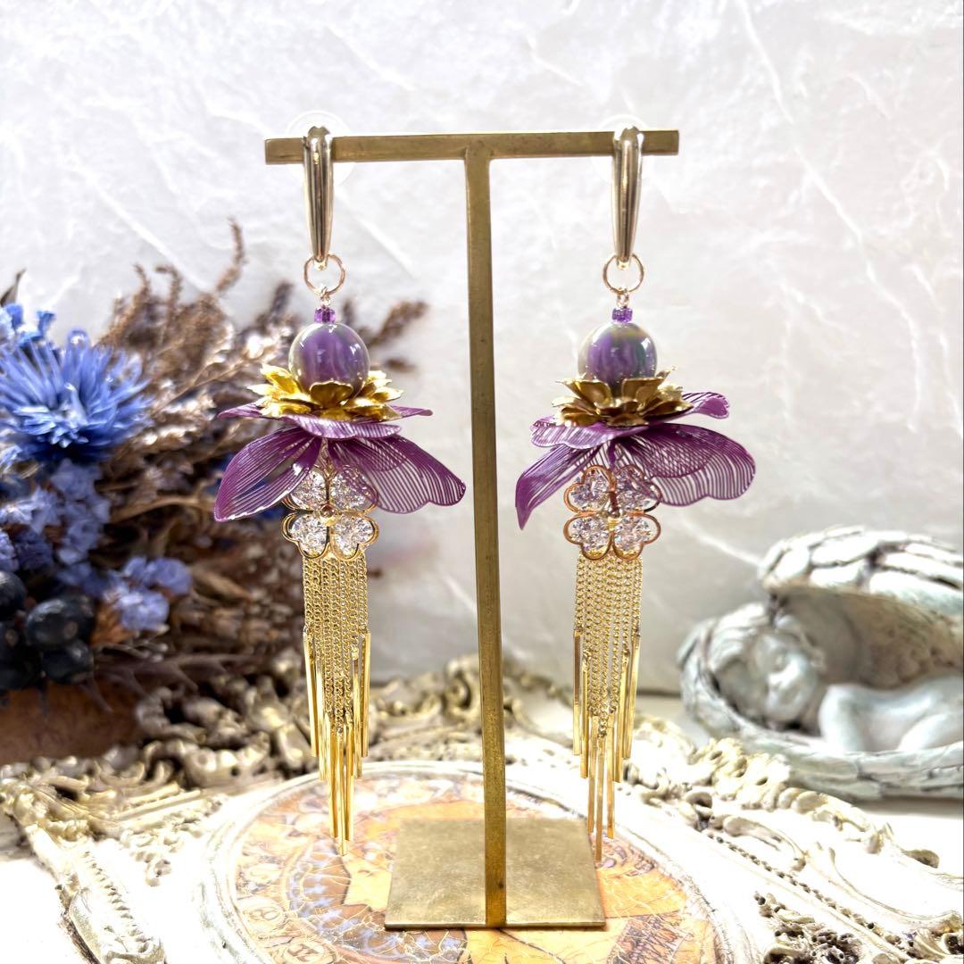 180 パープル✖︎ゴールド花びら＆ジルコニア付お花チャーム　ピアスorイヤリング 藤のイヤーアクセサリー（紫・パープル系） ピアス/イヤリング