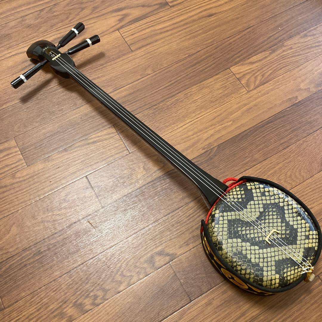 三線本体 ヘビ皮模様 3本弦 真壁型黒塗り 本蛇皮一枚張り三線 – 米須三線店