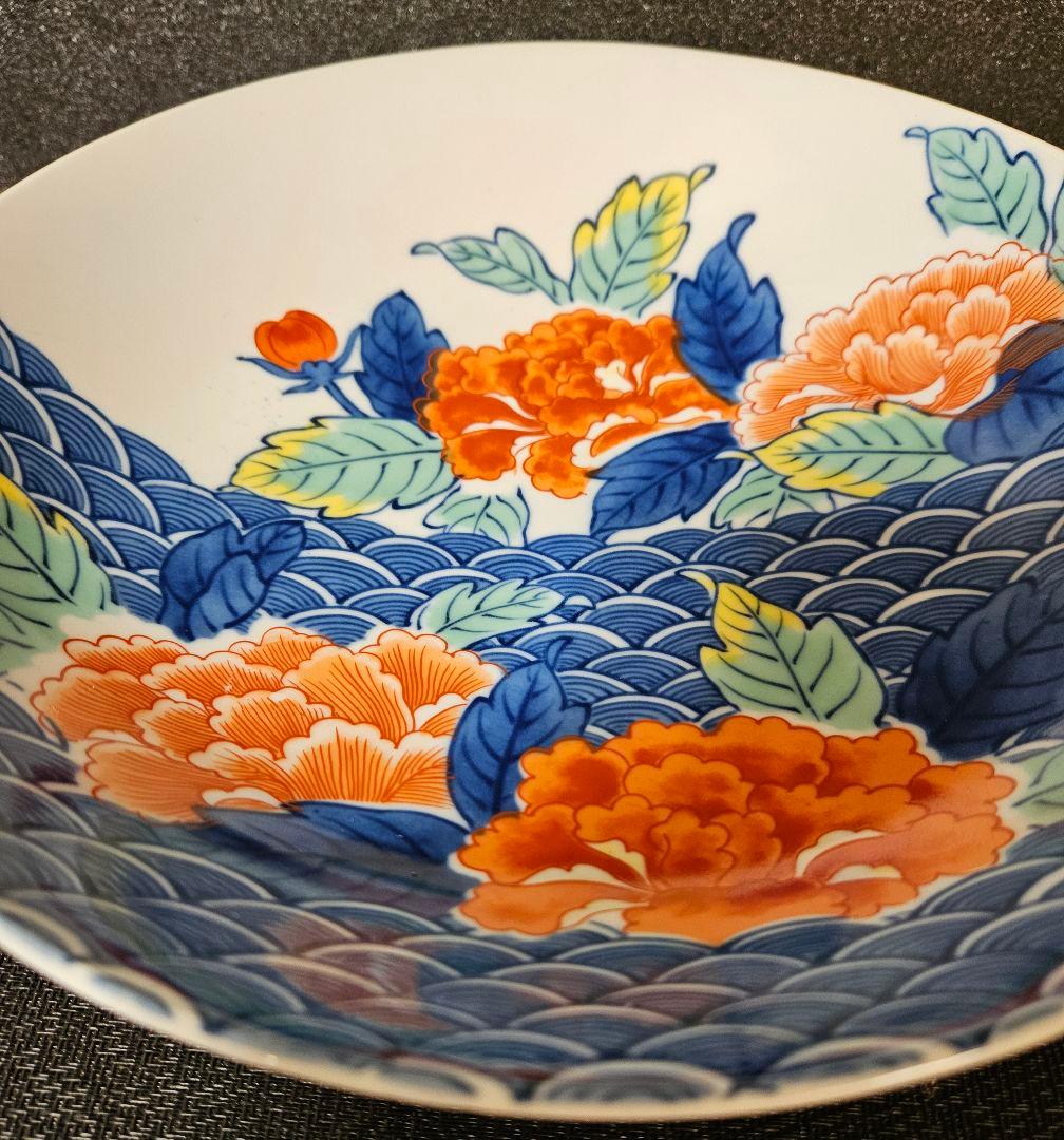 鍋島焼 色鍋島 弘山 作 青海波に牡丹の図 径 約25.0cm 櫛高台 皿 鉢