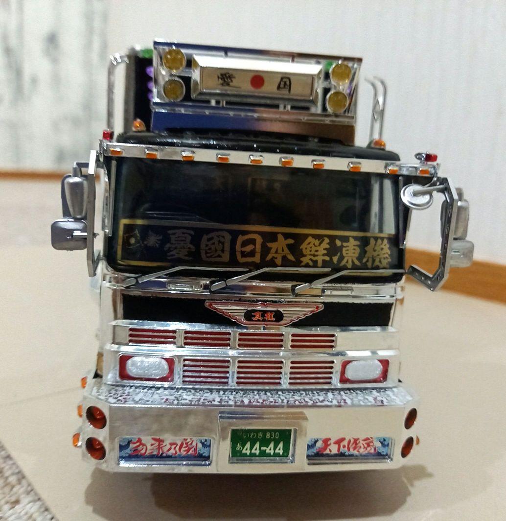 アオシマ1/32 デコトラプラモデル完成品 日野プロフィアKFグリル仕様