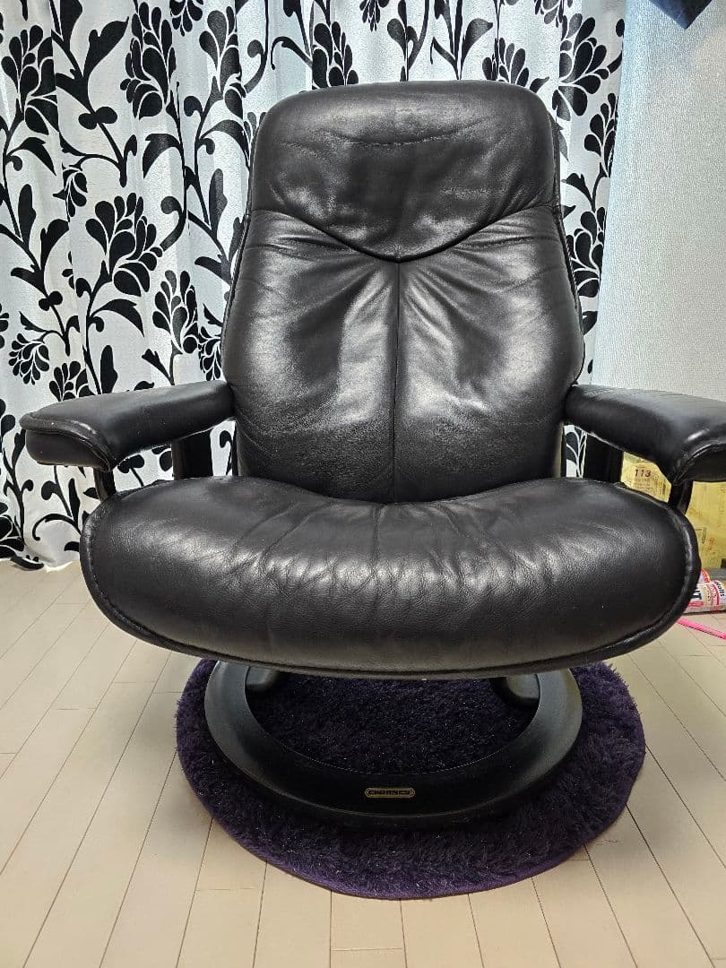 EKORNES 黒 レザー 回転式座椅子　オットマン付き EKORNES(エコーネス)リクライニングチェア「ストレスレス マジック(M