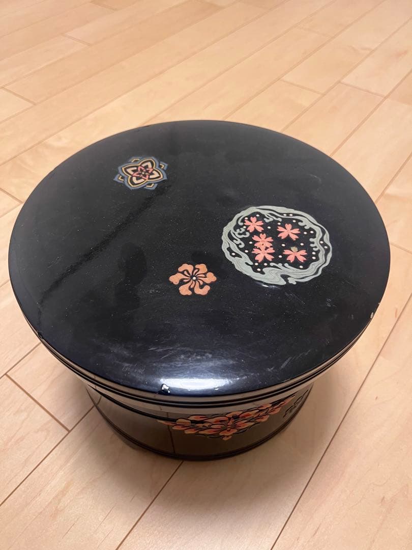 円形重箱 黒地 花柄 赤内装 花柄の黒漆重箱 - メルカリ