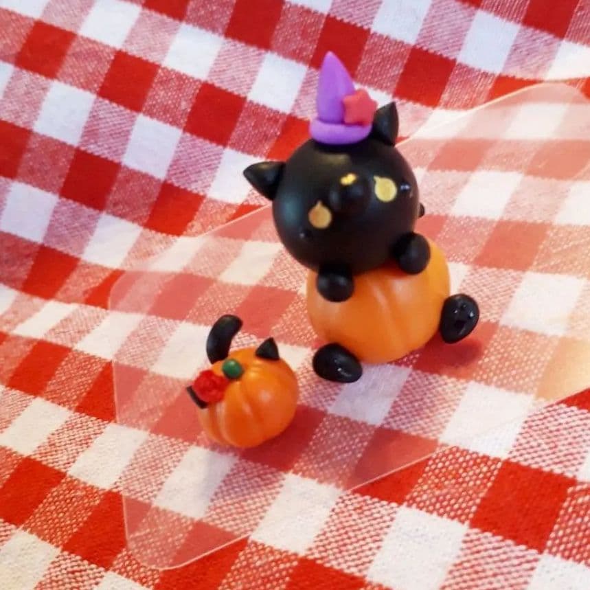かぼちゃ黒猫&ミニかぼちゃ猫 ジャックオランタンの上に座る黒猫と黄色いカボチャの水彩イラスト