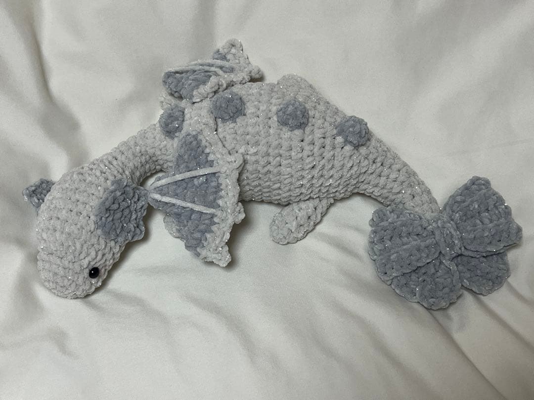 さ*ん様 ドラゴン　白いドラゴン　ハンドメイド　編みぐるみ　あみぐるみ　編み物 ✩ドラゴン✩ あみぐるみ 編み物 ハンドメイド 水色×白色 - メルカリ