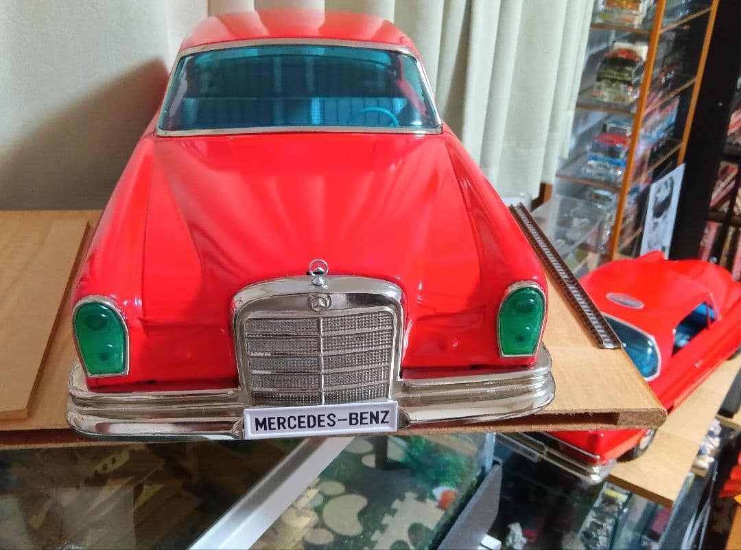 Mercedes-Benz 300SE レッド 1/18 Liberty64 Mercedes-Benz AMG 300SEL6.8 Red Sow – Horizon Diecast