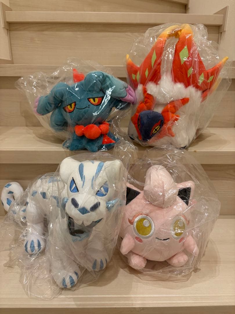 パオジアン　チヲハウハネ　ハバタクカミ　サケブシッポ　ぬいぐるみ サケブシッポたちのぬいぐるみが、ポケモンセンターに登場