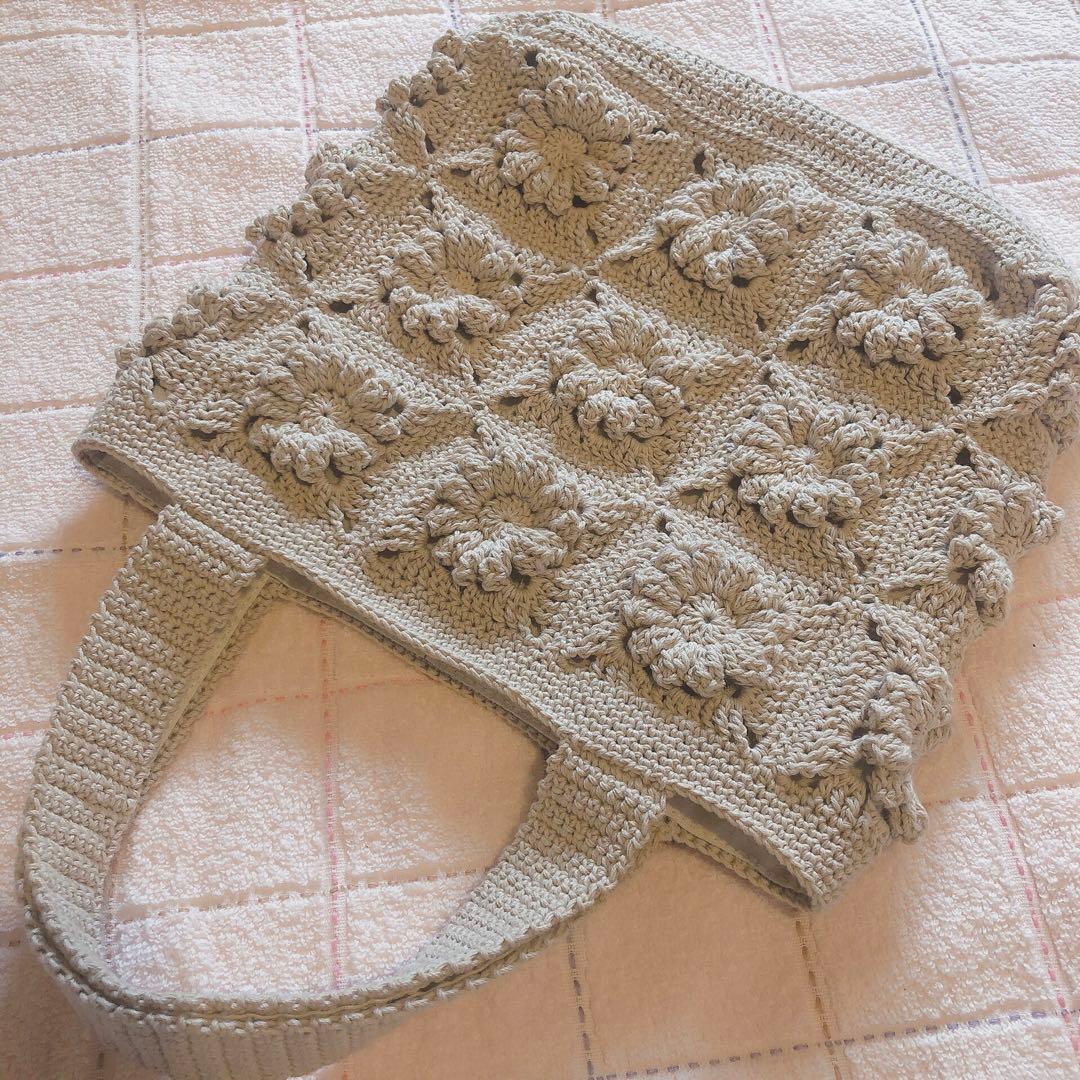 お花のハンドバッグ　ハンドメイド　グラニースクエア お花のグラニースクエアでバックを作りました🌷 デニムのような青色が