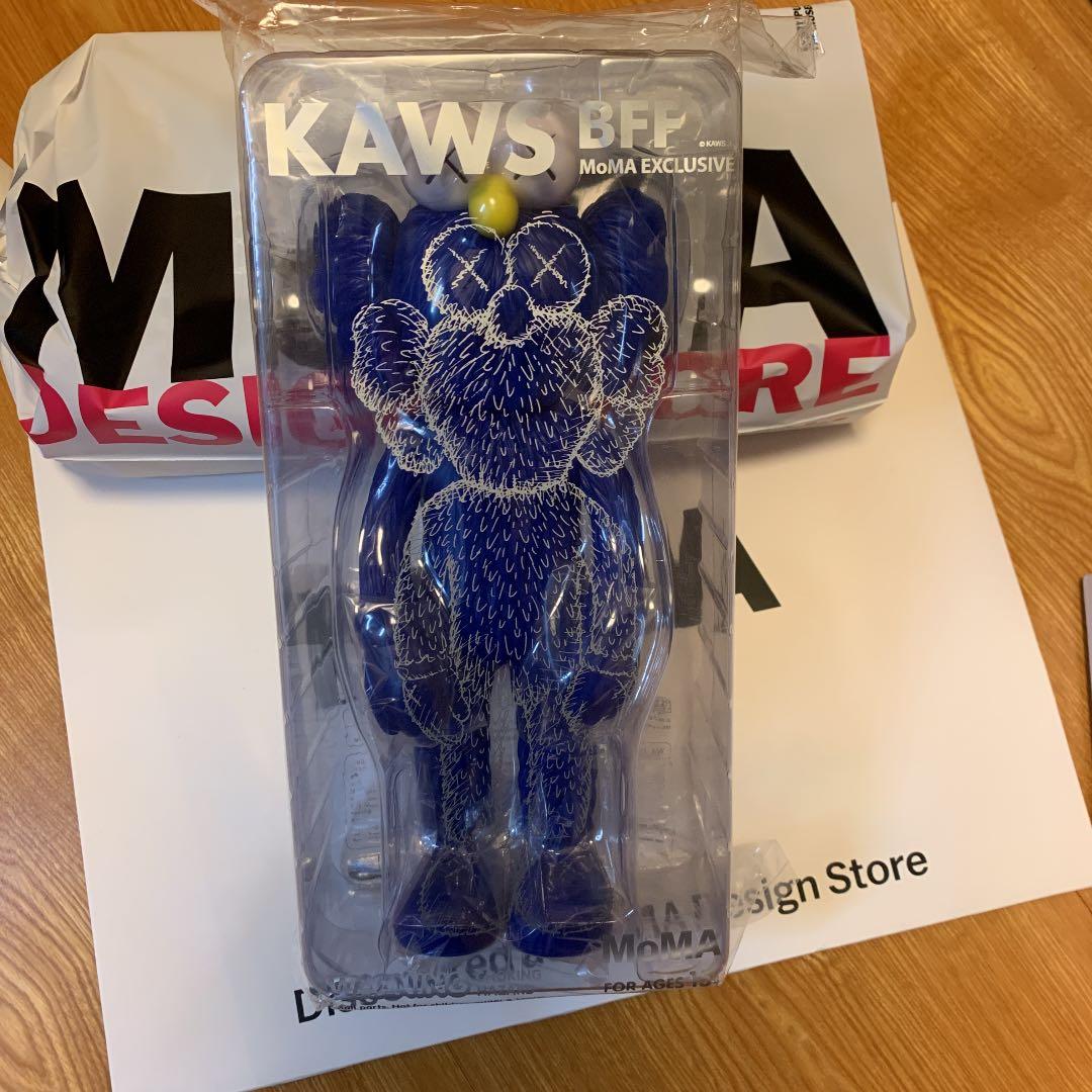 その他 kaws MoMA  BFF Kaws | BFF BLUE MOMA EXCLUSIVE - Dope! Gallery