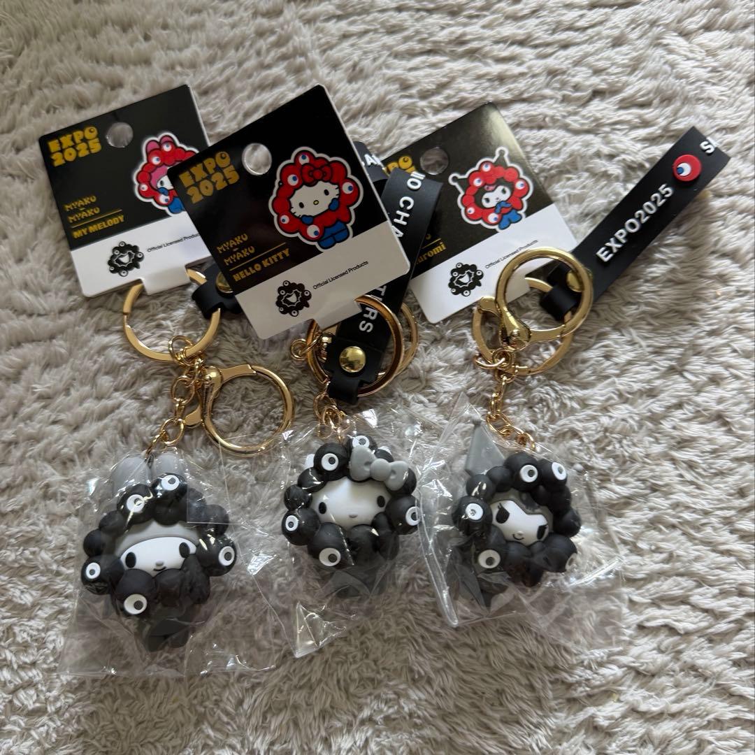 万博サンリオ　黒ミャクミャクミャクなりきりキーホルダー クロミ　キティ　マイメロ 万博会場限定 黒ミャク なりきりサンリオコラボ クロミ - メルカリ