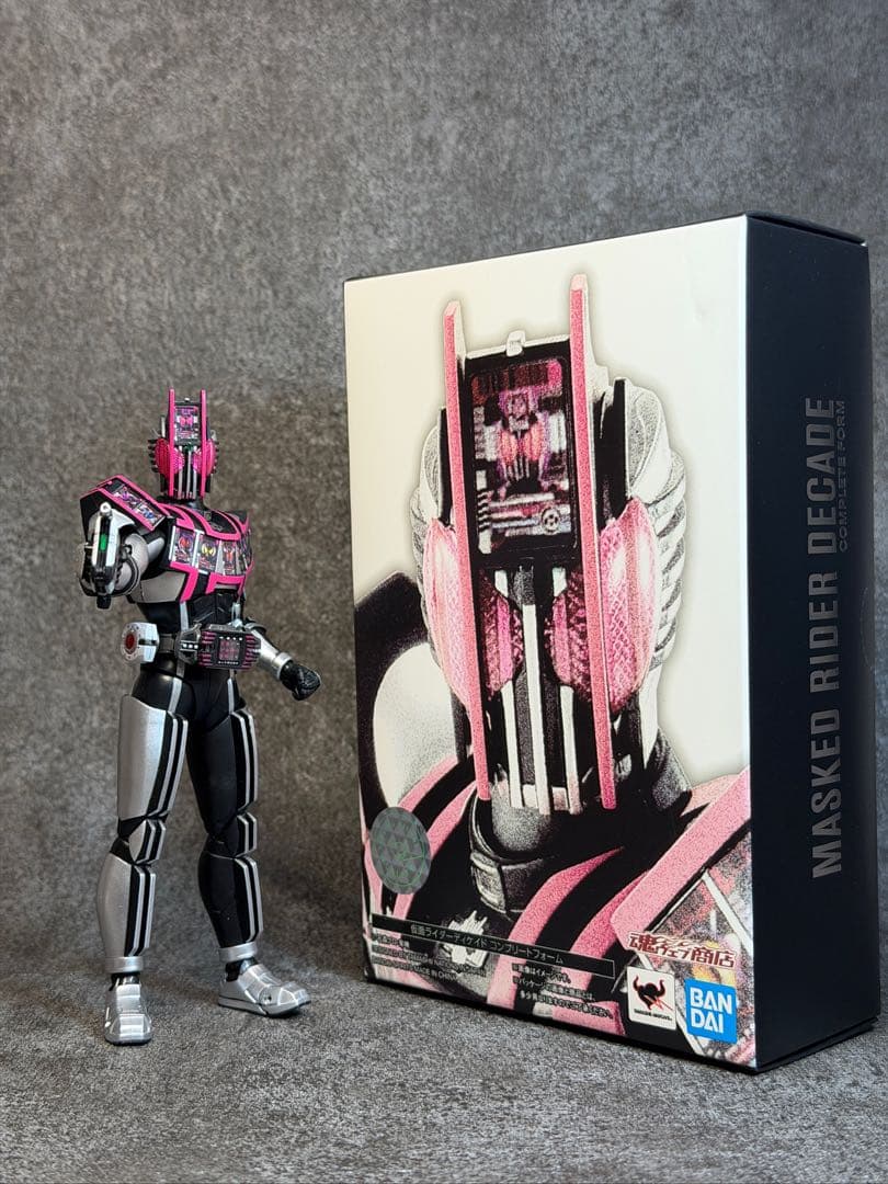 S.H.Figuarts真骨彫製法仮面ライダーディケイド コンプリートフォーム S.H.Figuarts（真骨彫製法） 仮面ライダーディケイド コンプリート