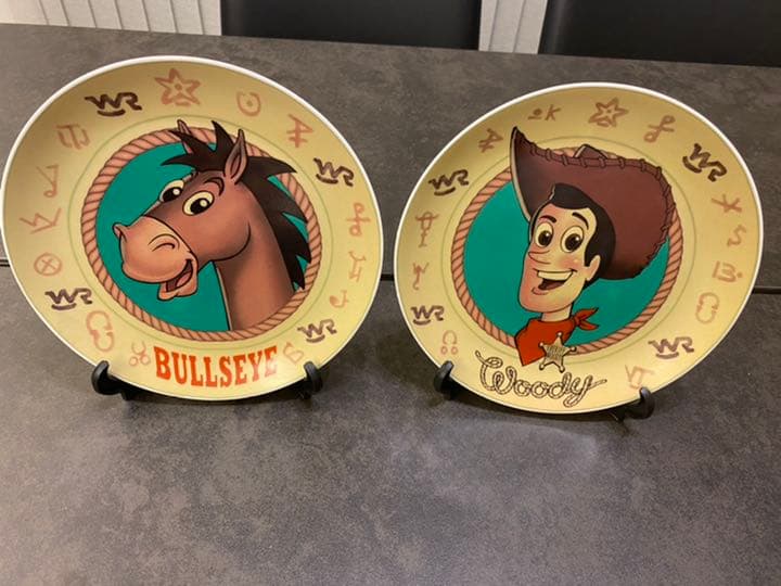 最終大幅値下げ！　トイストーリー　限定300個皿　ラウンドアップPixar レア トイストーリー ウッディのラウンドアップ絵皿 美品 - メルカリ
