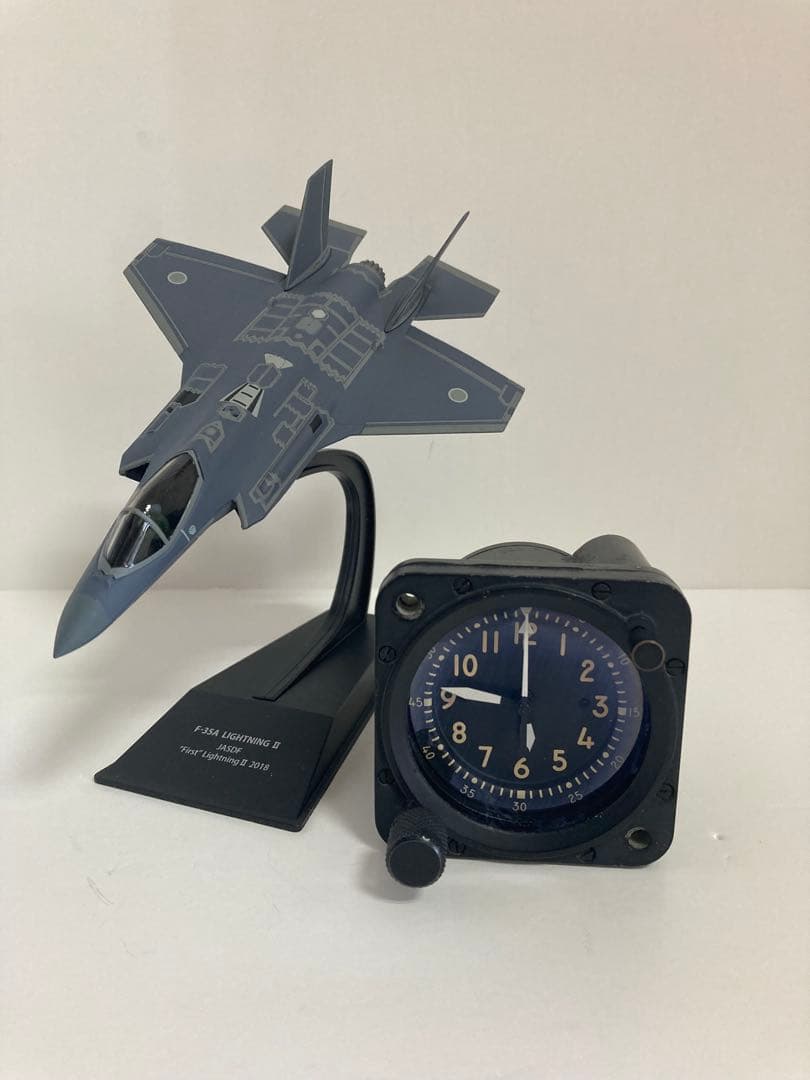 ミニチュア戦闘機とコックピット時計(不動) ミニチュア戦闘機とコックピット時計(不動) - メルカリ