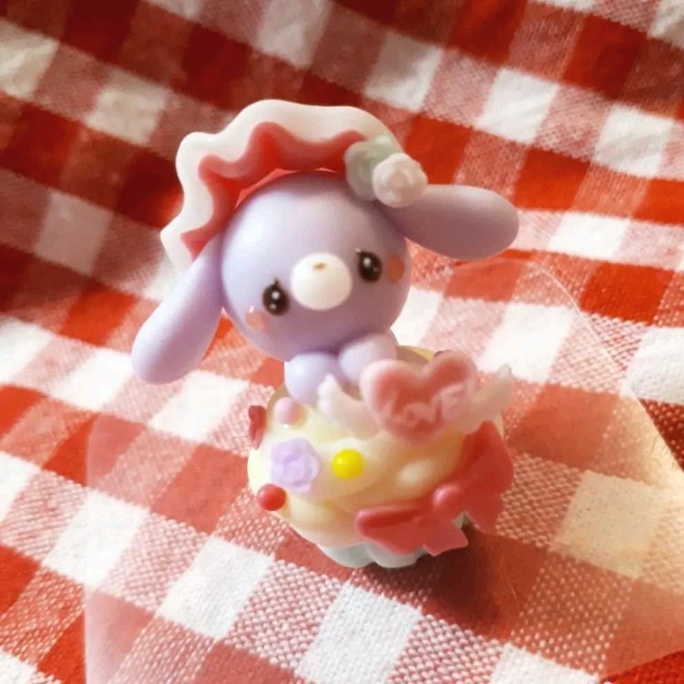 モコモコうさぎちゃん(紫)ケーキ♡ゆめかわ ゆめかわうさちゃん♡空色×紫なフワフワうさぎ♡手のひらサイズの