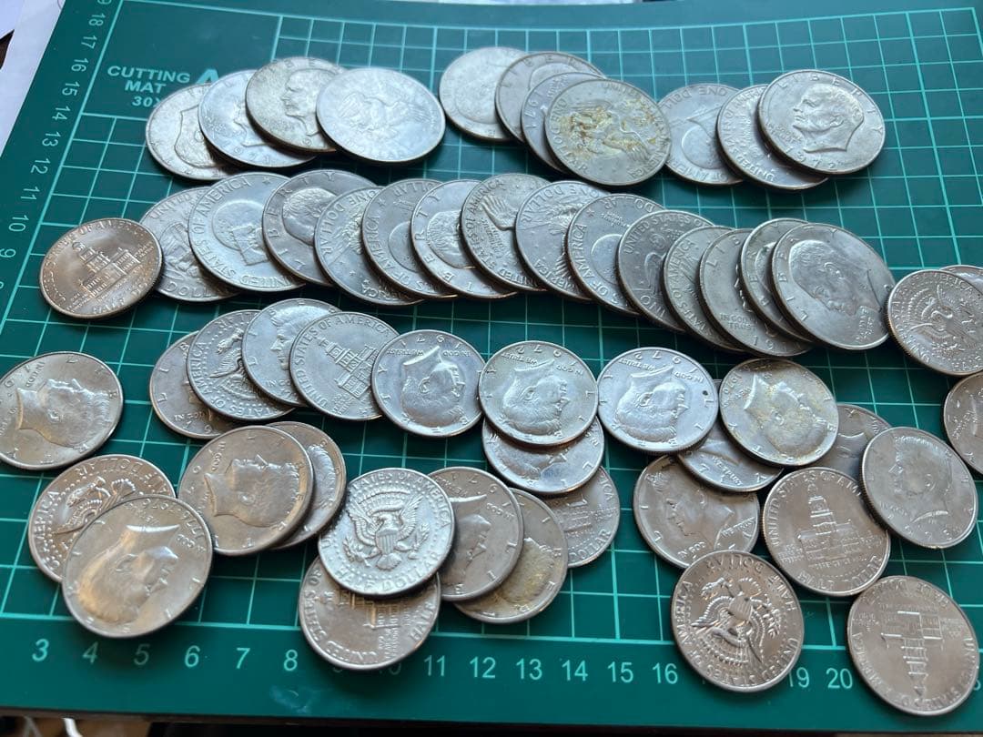 外国　アメリカ1D 50C白銅貨　55枚一括ロット 楽天市場】アメリカ 自由の女神 1ドル銀貨・50セント白銅貨セット 1986