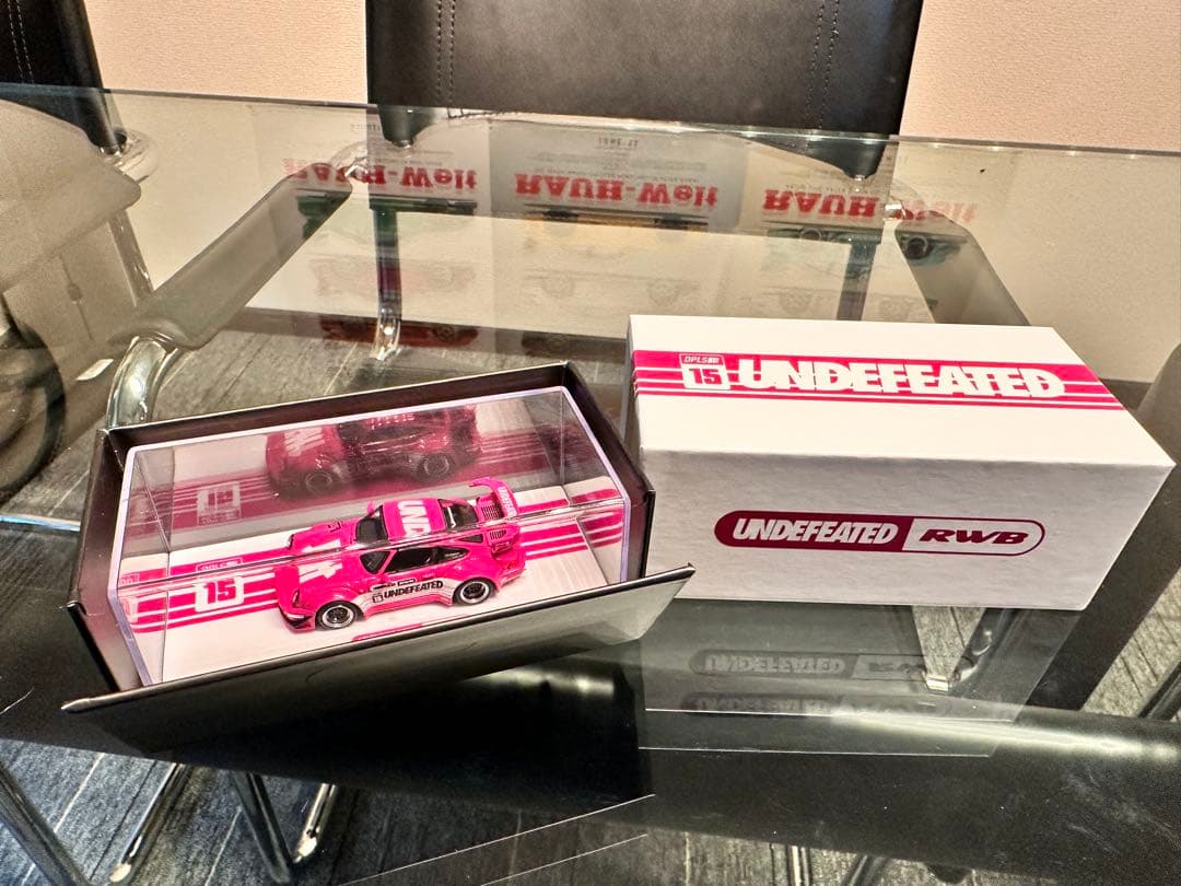 UNDEFEATED ポルシェ911 RWB ミニカーピンク1/64 - メルカリ