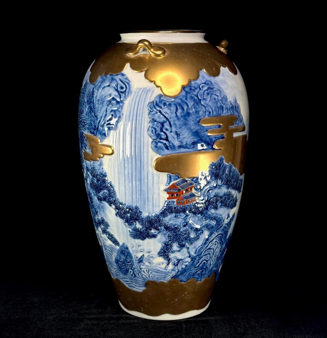 有田焼 緒方松右衛門 金彩染付楼閣山水瀑布文特大壺 高さ46cm 有田焼名工 緒方松右衛門を買い取らせていただきました。