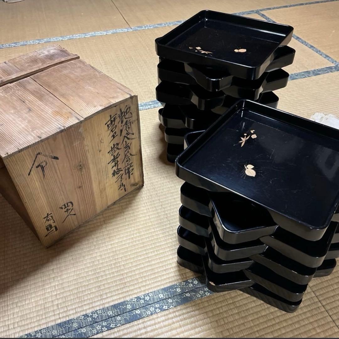 蔵出し品　松竹梅　懐石　漆器盆　会席　沈金？　２０枚　 黒塗 会席膳　奥有馬 丸盆 尺 黒 松ヶ枝沈金〈大藤漆器店〉 – ハーベスト