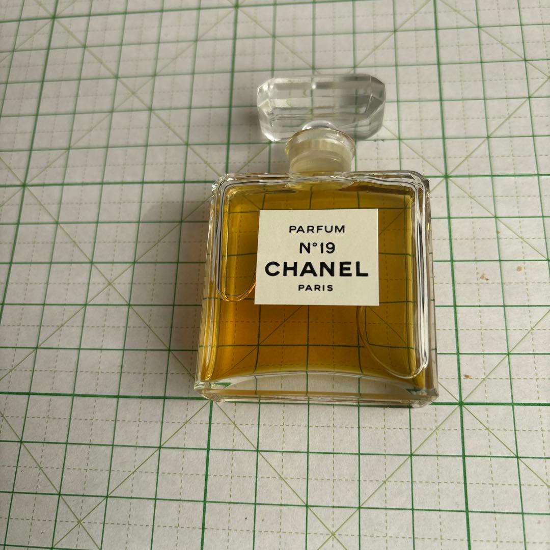 CHANEL N°19 パルファム - メルカリ