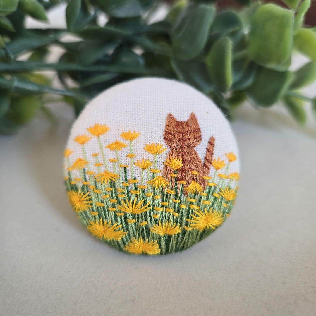 075 風景 猫 刺繍ブローチ ハンドメイド くるみボタン - メルカリ