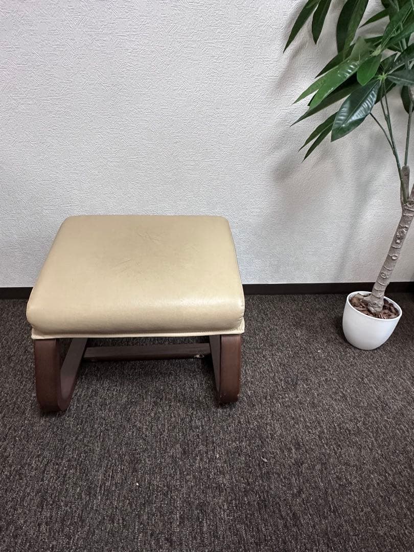 FUJIFURNITURE 富士ファニチア Agio/アージオ オットマン FUJI FURNITURE(冨士ファニチア)のAgio(アージオ)スツールです。曲木