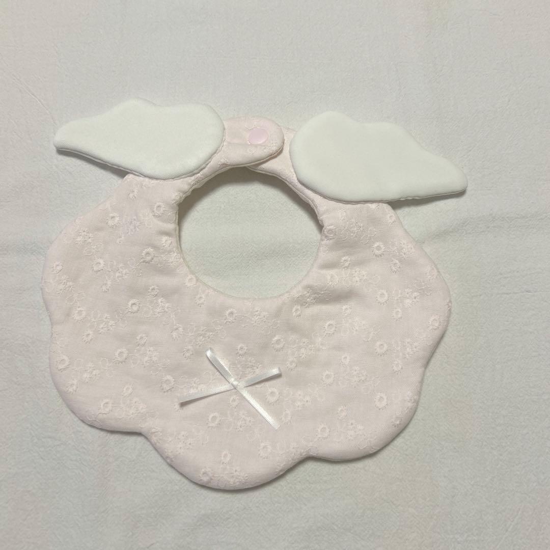 22 ハンドメイドスタイ　天使の羽　刺繍　リボン　ベビースタイ renewal︎︎𓂃⟡.· インド刺繍リボンのスタイが 新しくなりました 薄手
