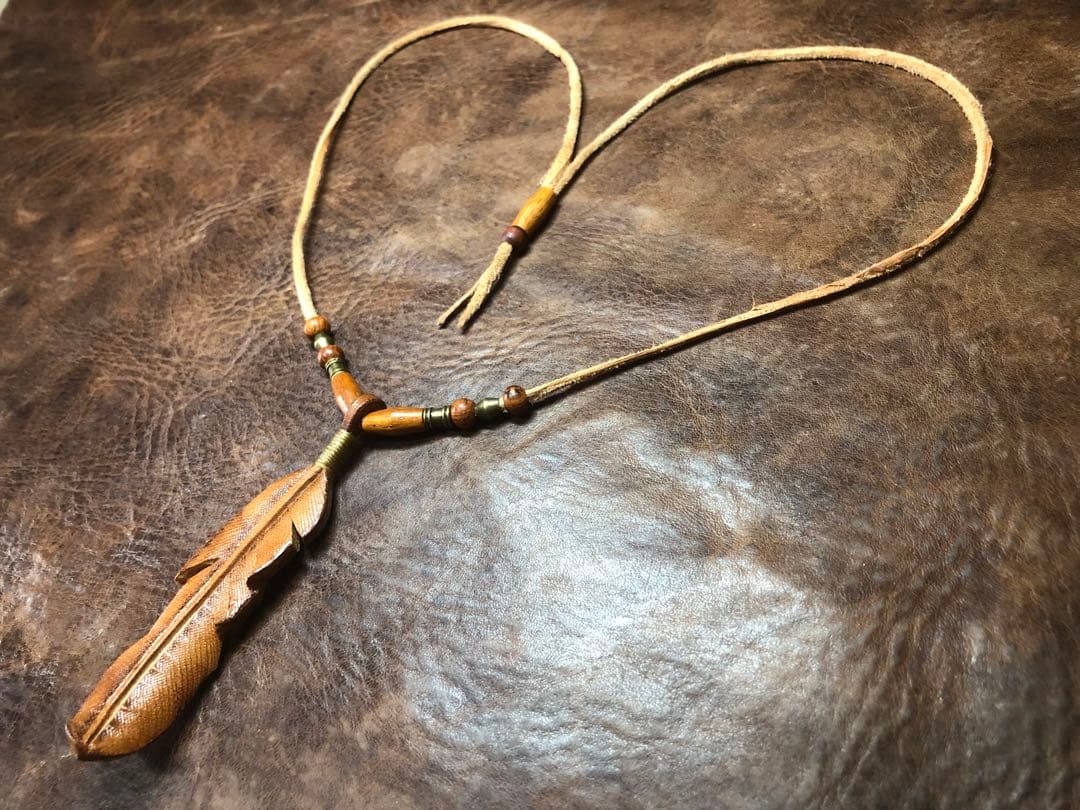 レザーカービングフェザーネックレス レザークラフト ハンドメイド