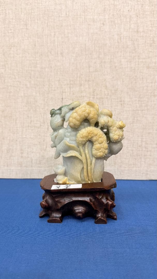 【店头価格15万円相当・一点物】天然翡翠置物 瑞兽彫刻 木座付き 2.1Kgパワーストーン 天然石 インド翡翠鷹置物[T726-1490]