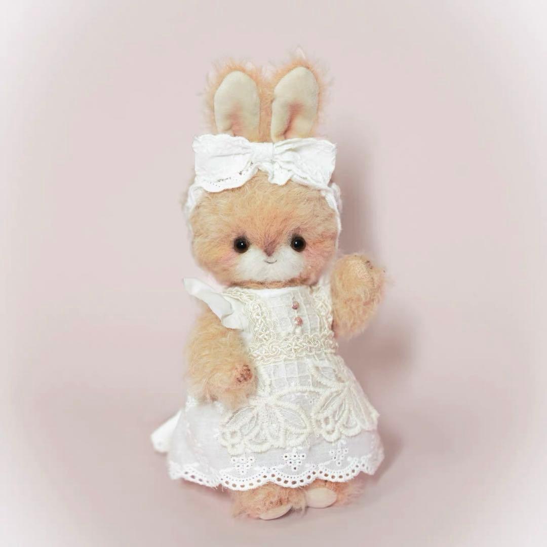 白いワンピースの兎さん アーティストベア ぬいぐるみ 海外作家様 ハンドメイド 輝くお耳のうさぎ アーティストベア 海外作家様 ハンドメイド