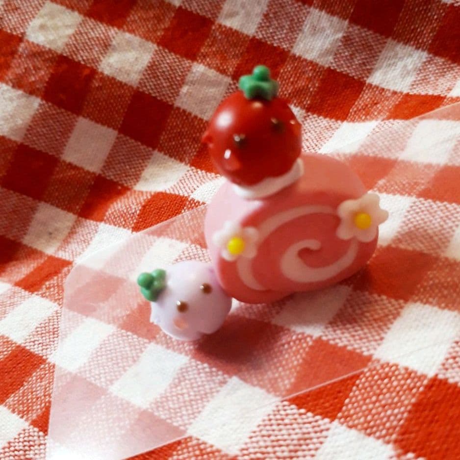 苺メンダコさん♡ロールケーキ strawberry wrapping rollcake 【 いちごラッピングロールケーキ