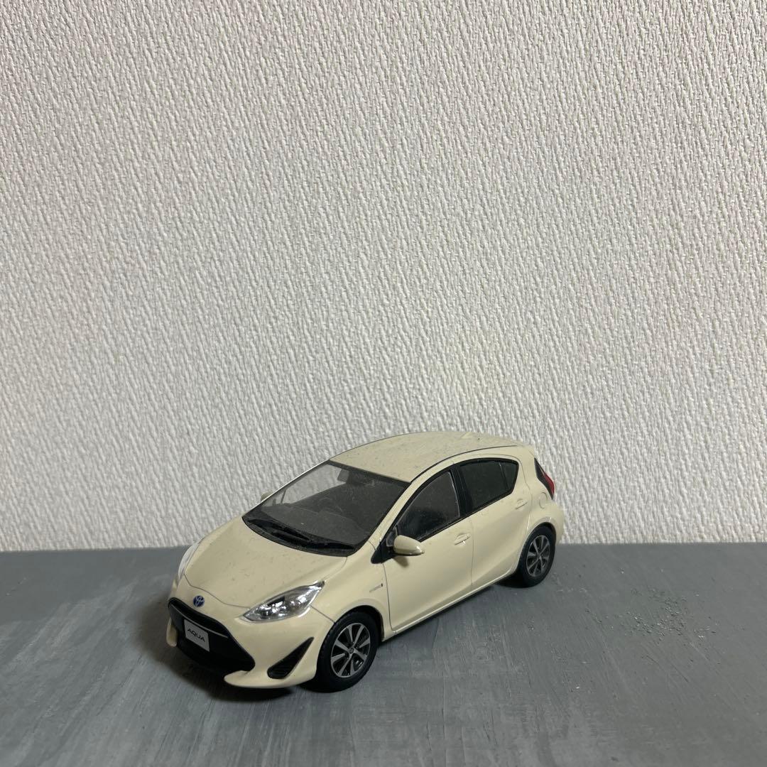 トヨタ アクア カラーサンプル - メルカリ
