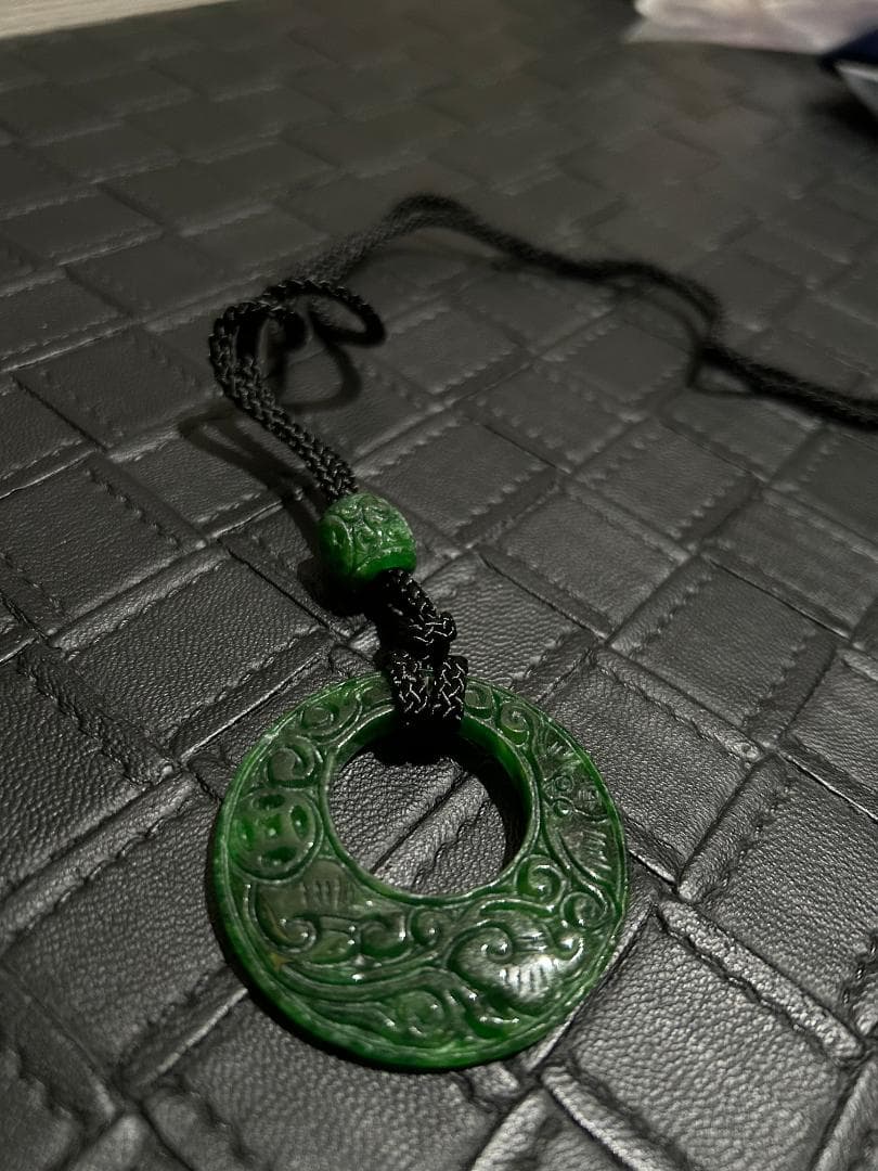 ✨️新品✨️ 翡翠 ネックレス 緑 彫刻模様 アンティーク調 レア色陽緑入りひすい本翡翠丸平安扣ペンダントネックレス天然石