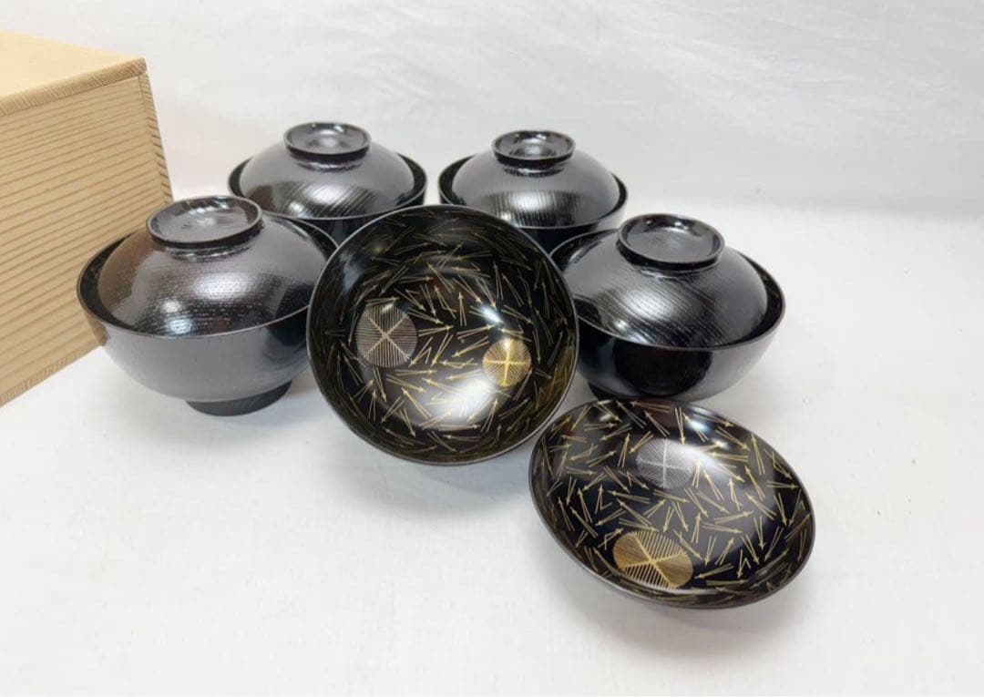 ほぼ未使用 懐石道具 木製黒塗 吸物椀 金彩松葉見返し蒔絵 木箱 吸い物椀 吸物椀 蓋付き 吸物碗 漆塗り 木製 日本製 木 蒔絵 金 黒 赤