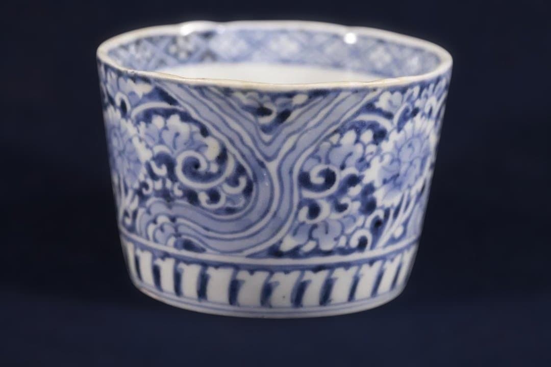 511　古伊万里大振染付大河蛇行菊花唐草図蕎麦猪口　無傷美品　江戸中期 outlet】訳アリ 古伊万里 枠絵花菖蒲文 染付 蕎麦猪口 そば猪口 見込み