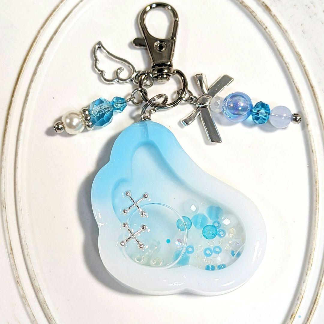 新作！ 天使の羽 レジンキーホルダー 水色×白 ハンドメイド 片翼